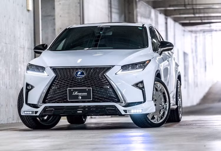 Bổ sung thêm vào số lượng các phụ kiện dành cho Lexus RX, mới đây hãng Rowan tới từ Nhật đã giới thiệu một bộ bodykit dành riêng cho chiếc xe. Với gói bodykit Rowan, mẫu crossover hạng sang của Lexus sẽ còn có kiểu dáng bên ngoài mạnh mẽ và ấn tượng hơn so với nguyên bản.