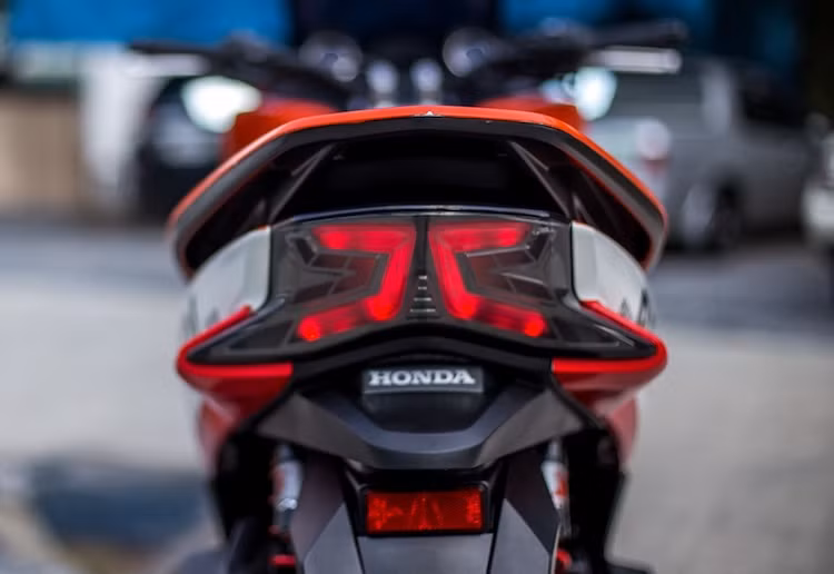 Một món "đồ chơi" độc đáo trên chiếc PCX này đó là cụm đèn hậu được thay mới với các dải LED chữ C hiện đại, phần nào đó mang phong cách của chiếc superbike Ducati 1199 Panigale. Giống PCX nguyên bản, đèn hậu này cũng được tích hợp xi-nhan.