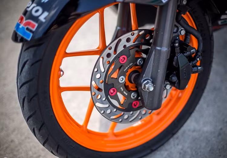 Điểm nhấn trên chiếc PCX này đó là bộ mâm nguyên bản của chiếc xe đã được thay bằng mâm 5 cánh kép từ Honda Click 125i, tạo cho chiếc xe vẻ thể thao với thiết kế mâm tương tự CBR1000RR thế hệ mới. Bên cạnh mâm xe, đĩa phanh trước của PCX cũng đã được thay bằng đĩa độ Braketech đắt giá.