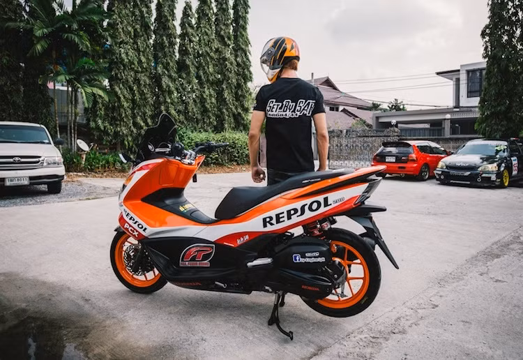 Dù là dòng xe maxi scooter hướng tới sự thoải mái, nhưng Honda PCX150 vẫn mang đậm chất thể thao khi được tay chơi Thái độ lại theo phong cách Repsol.