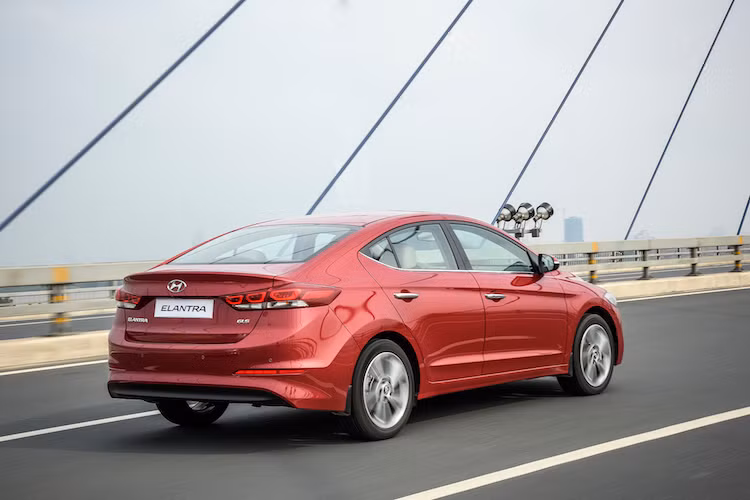 Phiên bản này được trang bị động cơ 4 xi-lanh thẳng hàng 2.0l nạp khí tự nhiên với công suất 156 mã lực/196 Nm kết hợp hộp số tự động 6 cấp. Các trang bị an toàn của Elantra gồm ABS, hỗ trợ lực phanh khẩn cấp BA, phân bổ lực phanh điện tử EBD, cân bằng điện tử ESC, ổn định thân xe VSM, hỗ trợ khởi hành ngang dốc HAC, khung thép cường lực AHSS, 6 túi khí, camera lùi, 8 cảm biến trước sau....