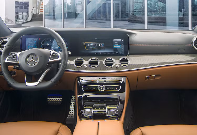 Tương tự như ngoại thất, nội thất E300 AMG cũng mang đậm phong cách S-Class với 2 màn hình 12,3 inch chạy ngang 2/3 bảng táp-lô cùng các trang bị cao cấp như hệ thống cân bằng không khí Air-Balance, hệ thống loa Burmester® 13 loa công suất 590 watt, camera 360 độ, hệ thống dẫn đường &amp; GPS tích hợp bản đồ 3D độc quyền cho Việt Nam...