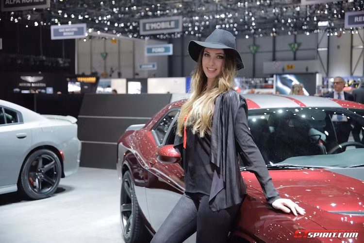 Để phù hợp với dàn xe "cơ bắp" của mình, các "cô đào" tại gian hàng của Dodge có điểm nhấn là chiếc mũ cao bồi theo phong cách Mỹ.