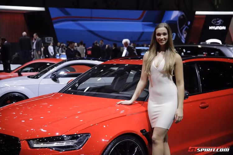 Những hãng độ xe có người mẫu mặc những bộ trang phục "kích thích" và độc đáo hơn, nhưng vẫn giữ nguyên sự tinh tế. Trong ảnh này, những đường nét hấp dẫn của người mẫu tại khu trưng bày của hãng độ ABT nổi rõ sau chiếc váy liền thân trắng mỏng manh.