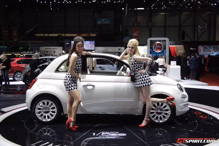 Những "búp bê" của Fiat với bộ váy hoa văn độc đáo, làm nổi bật phong cách thời trang và năng động của chiếc xe mini Fiat 500 bản đặc biệt.