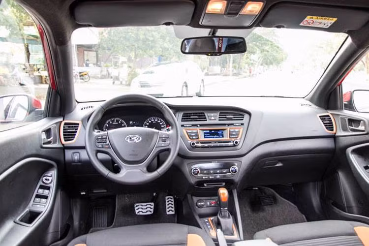 Bước vào nội thất, ấn tượng đầu tiên mà i20 để lại cho khách hàng là tông màu tương phản ngoại thất (trong hình minh hoạ là đen-cam) đầy phá cách và kích thích tinh thần khám phá của khách hàng. Các trang bị nội thất của xe gồm vô lăng điều chỉnh 4 hướng, trợ lực điện tử kèm nút bấm điều khiển tích hợp; hệ thống âm thanh 6 loa; hệ thống thông tin giải trí hỗ trợ Radio/CD/Mp3/AUX/Bluetooth, ghế lái điều chỉnh 6 hướng...