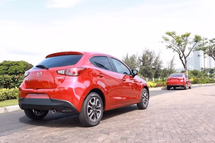 Mazda 2 sử dụng động cơ SkyActiv có dung tích 1.5L, công suất tối đa 109 mã lực tại 6.000 vòng/phút, mô men xoắn cực đại 141 Nm tại 4.000 vòng/phút. Ngoài ra, Mazda 2 mới còn được trang bị hộp số tự động 6 cấp thế hệ mới, giúp nâng cao khả năng vận hành và hạn chế mức tiêu hao nhiên liệu. Phiên bản Mazda 2 hatchback hiện tại có giá bán là 595 triệu đồng.