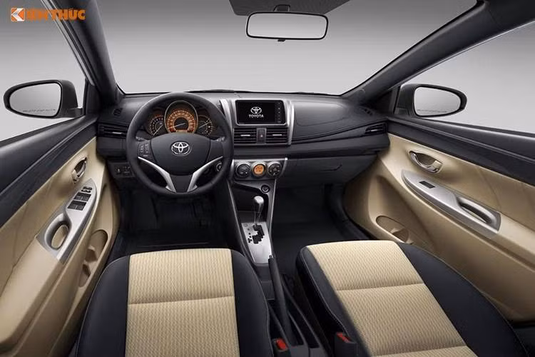 Có nội thất hơi đơn điệu, tuy nhiên Yaris sở hữu cabin tương đối rộng và đầy đủ các trang bị cần thiết như hệ thống giải trí trên xe gồm Radio AM/FM, nghe nhạc các định dạng MP3/WMA/AAC cùng các kết nối USB, AUX, Bluetooth. Ở phiên bản 1.3E, Toyota Yaris chỉ trang bị hệ thống CD 1 đĩa 4 loa. Phiên bản 1.3G được trang bị đầu đĩa DVD 1 đĩa 6 loa cùng các phím điều khiển hệ thống giải trí tích hợp trên vô-lăng.