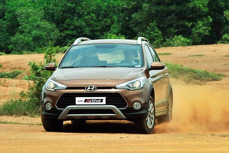 Tại Việt Nam, i20 Active chỉ có duy nhất một phiên bản động cơ là Kappa 1.4L 4 xi-lanh thẳng hàng MPI thế hệ mới nhất, kết hợp cùng hộp số tự động 4 cấp, cho công suất 100 mã lực tại 6.000 vòng/phút và Momen xoắn 133 Nm tại 3.500 vòng/phút. Hiện tại, giá bán của i20 Active là 606 triệu đồng.