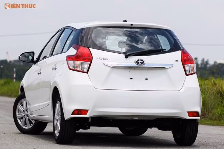 Xe sử dụng động cơ I4 VVT-i dung tích 1.3L và hộp số tự động 4 cấp. Sức mạnh sinh ra từ động cơ này có công suất tối đa 84 mã lực tại vòng tua 6.000 vòng/phút và mô-men xoắn cực đại đạt 121Nm tại 4.400 vòng/phút. Tại Việt Nam, xe Toyota Yaris mới có giá bán từ 592 tới 642 triệu đồng.