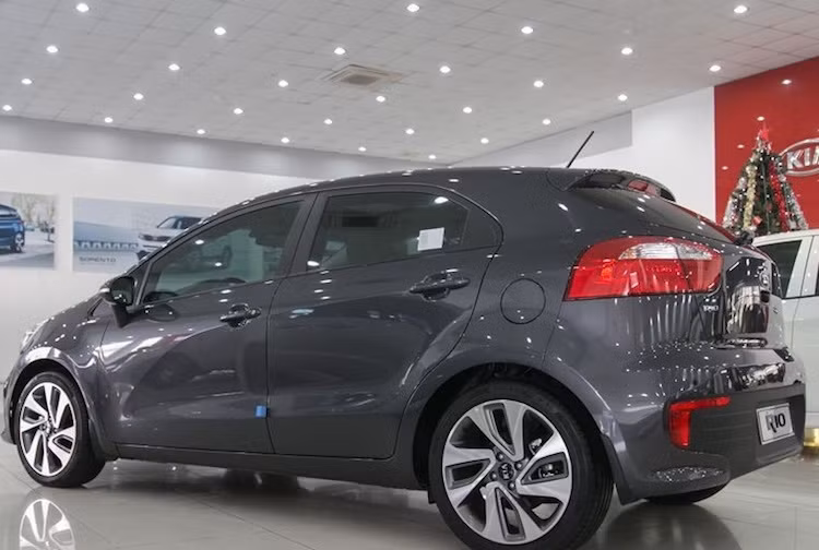 Tương tự như Hyundai i20 Active, Kia Rio cũng được trang bị động cơ 1.4l 4 xi-lanh thẳng hàng 16 van DOHC, đạt công suất 106 mã lực và mô-men xoắn cực đại 135 Nm. Kết hợp với động cơ là hộp số tự động 6 cấp. Hiện tại, Kia Rio hatchback có giá từ 592 triệu đồng.