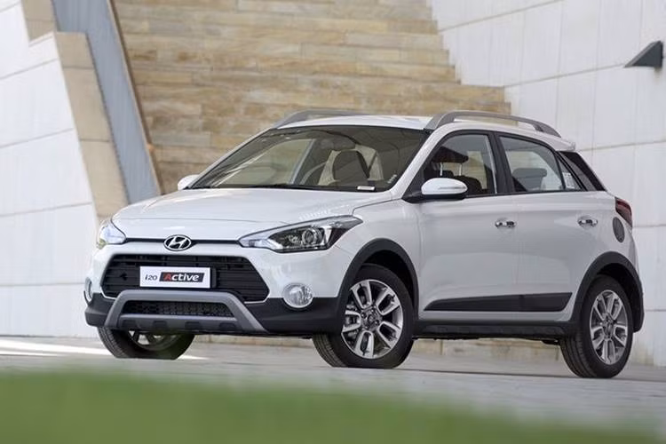 Đối với những cô nàng cá tính và đang muốn tìm một mẫu xe với vè ngoài mạnh mẽ, khác biệt, Hyundai i20 Active sẽ là một sự lựa chọn thú vị. Sở hữu thiết kế theo ngôn ngữ Điêu khắc dòng chảy 2.0 hấp dẫn của Hyundai, nhưng i20 Active có điểm đặc biệt là một số chi tiết "lai" phong cách của các dòng xe địa hình crossover.