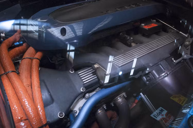 Cung cấp sức mạnh cho XJR15 là khối động cơ V12 nạp khí tự nhiên với dung tích 6 lít của xe đua với hệ thống phun nhiên liệu điện tử tuần tự, tay biên cùng trục khuỷu rèn từ thép hợp kim siêu bền và các piston bằng nhôm được cung cấp bởi hãng phát triển động cơ xe đua Cosworth. Động cơ này có công suất tối đa 450 mã lực và mô-men xoắn cực đại 570 Nm.