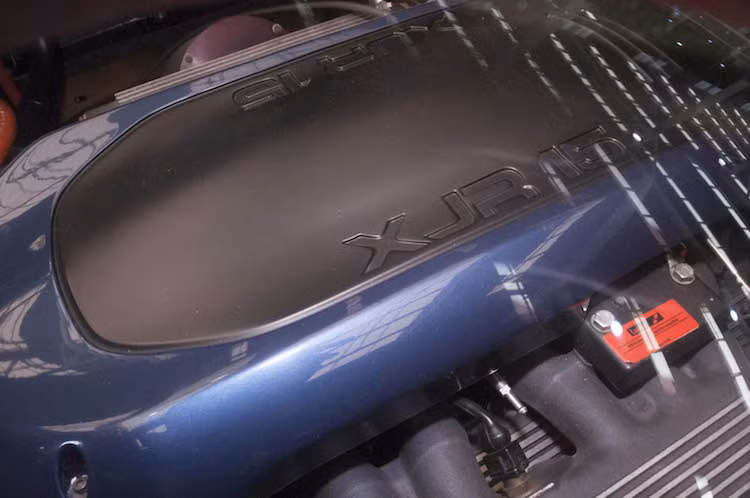 Kết hợp cùng hộp số sàn 6 cấp và hệ dẫn động cầu sau, XJR15 có khả năng tăng tốc từ 0-100 km/h chỉ trong dưới 4 giây và đạt tốc độ tối đa 320 km/h. Dù có hiệu năng không bằng chiếc XJ220 sau đó nhưng XJR15 vẫn được đánh giá cao do dùng động cơ V12. Không giống như thời nay, việc sử dụng động cơ dung tích nhỏ tăng áp trên siêu xe là điều "không thể chấp nhận" được vào thập niên 90.