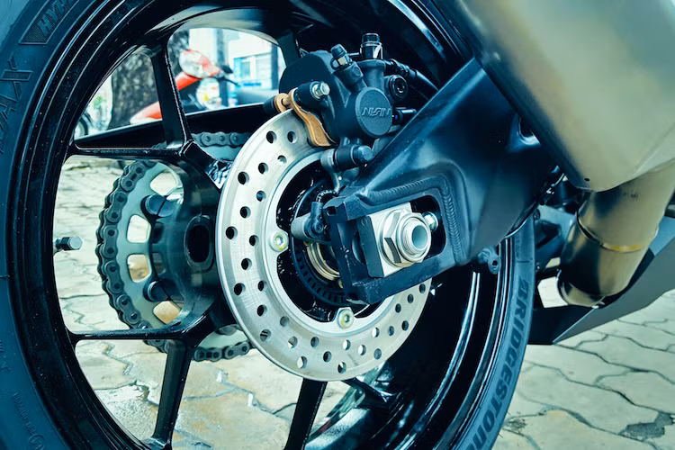 Cả 2 lốp của CBR1000RR đều là loại Bridgestone Battlax Hypersport S21, trong khi hệ thống phanh sau của xe cũng có ABS và sử dụng heo Nissin 2 pis đối xứng. So với bộ ABS do Honda phát triển của thế hệ cũ, module ABS Bosch 9ME Plus của CBR1000RR mới nhẹ hơn tới khoảng 10 kg và còn thu thập dữ liệu từ con quay hồi chuyển (gyro) để tính toán lực phanh, giữ cho xe ổn định ở đa số các điều kiện.