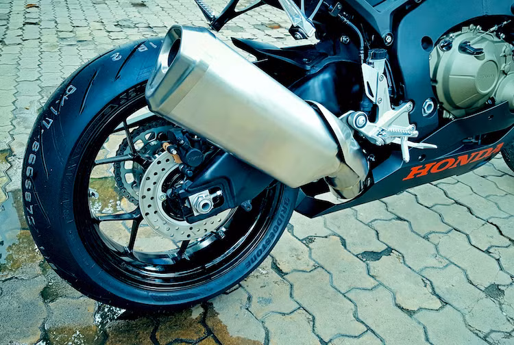 Khí thải từ động cơ 4 xi-lanh được dẫn ra hệ thống xả với pô khá to do Honda buộc phải đáp ứng được các yêu cầu về tiếng ồn và khí thải tại một số thị trường mà hãng phân phối CBR1000RR. Bánh sau cũng sử dụng vành 5 nan chữ Y, nhưng có cỡ lốp lớn hơn là 190/50/17.