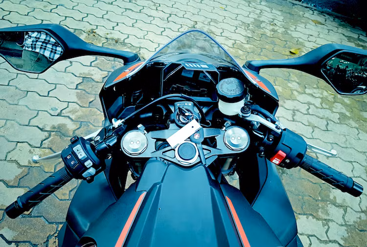 Đi kèm với chiếc xe là hệ thống khóa chống trộm HISS bảo mật, cùng với một loạt các công nghệ mới như hệ thống ổn định điện tử, điều khiển lực kéo, bướm ga điện tử, chống bênh đuôi khi phanh gấp Rear Lift Control, hệ thống lái 3 chế độ cài sẵn kèm 2 chế độ do người dùng điều chỉnh, hệ thống chống trượt khi vào cua... Sau nhiều năm, Honda cũng dùng bộ ABS từ Bosch để có được khả năng tự động điều chỉnh khi vào cua.