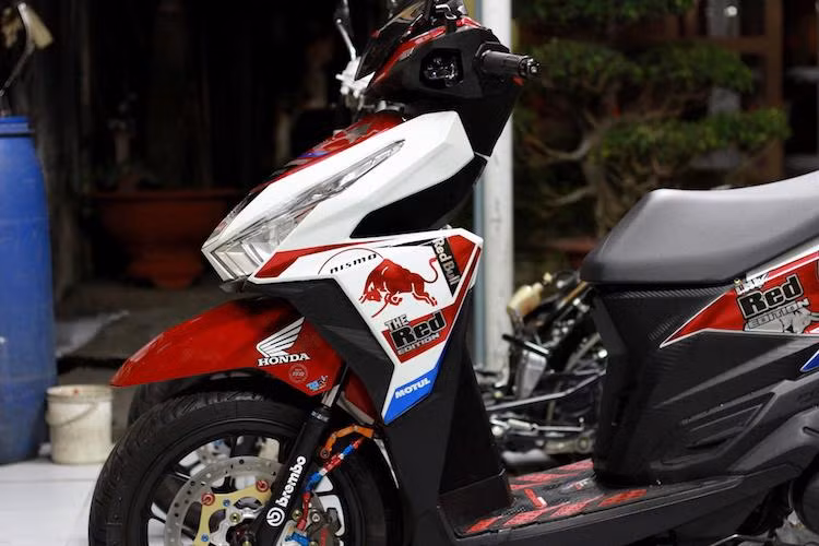 Kết thúc bản độ này là những con ốc titan được "điểm xuyết" ở nhiều vị trí trên xe. Được nhập khẩu từ Thái Lan và có kiểu dáng thể thao, chiếc xe tay ga Honda Click 125i đã càng hấp dẫn hơn khi được người chơi xe Sài Gòn "độ kiểng" với loạt đồ chơi đắt giá. Ước tính, tổng giá trị "đồ chơi" trên chiếc xe có thể dễ dàng lên tới hơn 50 triệu đồng.