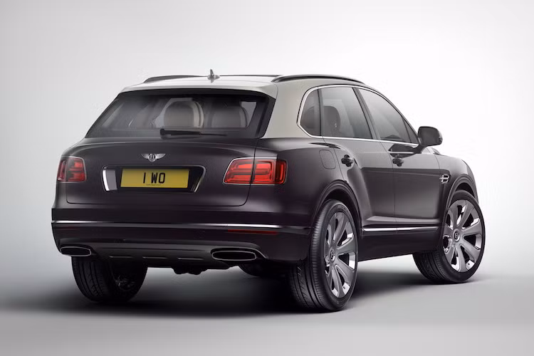 Điểm khác biệt của Bentayga Mulliner nằm ở bên trong cabin khi có nội thất được bọc trong những loại da và ốp gỗ cao cấp nhất, hoàn thiện thủ công. Ngoài ra xe còn có dàn âm thanh 20 loa chất lượng cao nhất trong phân khúc, bệ trung tâm phía sau có ngăn làm mát rượu vang... Hiện Bentley chưa công bố giá của phiên bản này, nhưng chắc chắn nó sẽ nằm trên mức 250.000 USD (tương đương 5,7 tỷ đồng).