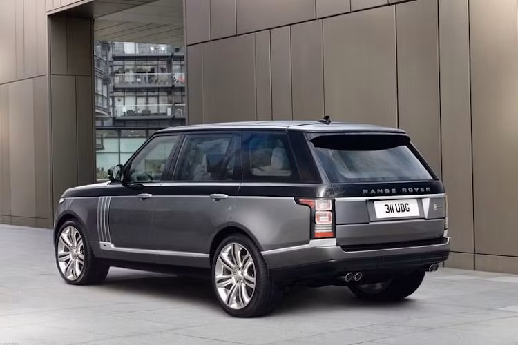 Được Range Rover chế tạo với sự hợp tác của hãng súng săn Holland &amp; Holland, phiên bản này có trục cơ sở lớn, sở hữu nội thất siêu sang với các chi tiết chạm khắc kim loại tinh xảo như báng súng. Khoang hành lý của xe cũng có ngăn để súng riêng được hoàn thiện cầu kỳ. Sẽ chỉ có 40 chiếc Range Rover Holland &amp; Holland sẽ được chế tạo, với giá mỗi chiếc lên tới 244.500 USD (tương đương 5,45 tỷ đồng).