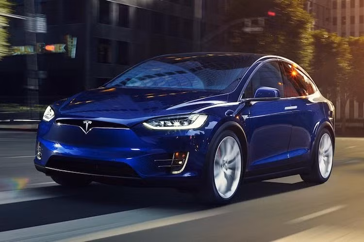 So với những chiếc xe khác trong danh sách, Tesla Model X có điểm đặc biệt là vận hành 100% bằng điện, thay vì sử dụng động cơ đốt trong. Ở phiên bản cao cấp nhất là P100D, chiếc xe có giá lên tới 140.000 USD (tương đương 3,19 tỷ đồng). Với số tiền này, khách hàng sẽ sở hữu một trong những mẫu xe hiện đại nhất Thế giới hiện nay.