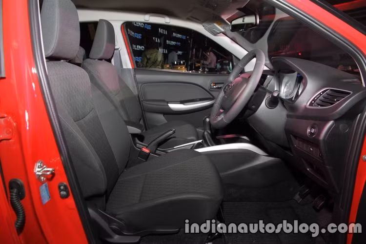 Bảng táp-lô được thiết kế tương đối hiện đại với đèn chiếu sáng xanh và màn hình màu hiển thị đa thông tin nằm ở chính giữa. Chiếc xe cũng có hệ thống khởi động không cần chìa và nút Start/Stop. Các trang bị an toàn gồm ABS, EBD và túi khí kép cho hàng ghế trước ở tất cả các phiên bản. Đổi lại những công nghệ cao, các chất liệu nội thất sử dụng trên Baleno RS khá "xoàng" với ghế bọc nỉ và nhựa cứng