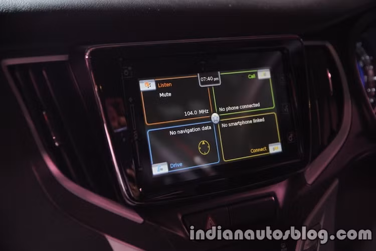 "Công nghệ mới" được Suzuki nói đến thể hiện ở hệ thống thông tin giải trí với màn hình cảm ứng trên bảng điều khiển trung tâm, kèm theo kết nối smartphone qua giao thức Carplay hay hệ thống camera lùi - những tính năng ít gặp trong phân khúc. Ngay cả núm chỉnh hệ thống điều hòa của xe cũng có màn hình chỉ báo LCD nhỏ.