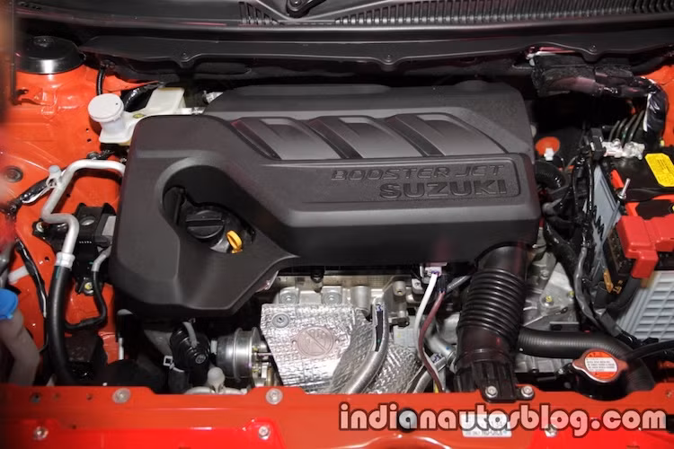 Dưới nắp ca-pô của Baleno RS là khối động cơ động cơ tăng áp 1 lít BOOSTERJET 3 xi-lanh 110 hp/170 Nm. Động cơ này đã từng xuất hiện trên Baleno phiên bản bình thường ở châu Âu. Kết hợp với động cơ là hệ dẫn động cầu trước và duy nhất một lựa chọn hộp số sàn 5 cấp.