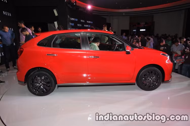 Bên ngoài chiếc xe đã được Suzuki trang bị cho bộ bodykit thể thao hơn, "cơ bắp" hơn. Trong khi đó, 2 bên thân xe của Baleno RS gần như "y hệt" phiên bản thường. Suzuki thậm chí còn không thay đổi thiết kế mâm xe, chỉ sơn lại bằng gam màu tối hơn.