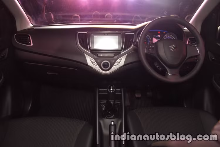 Nội thất của phiên bản Baleno RS thể thao này không có điểm gì mới so với bản Baleno thường. Theo Suzuki, cabin của Baleno là sự kết hợp của "sự rộng rãi cùng các công nghệ mới". Các chi tiết nội thất được thiết kế chủ yếu với các đường cong trông rất ưa nhìn.