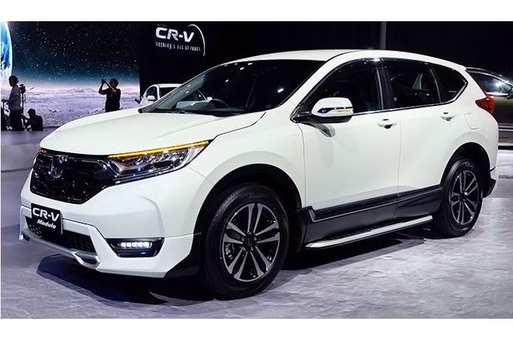 Vừa qua tại Thái Lan, mẫu crossover Honda CR-V 2017 thế hệ mới đã được ra mắt chính thức, biến đất nước Chùa Vàng trở thành thị trường Đông Nam Á đầu tiên đón nhận mẫu xe này. Bên cạnh việc giới thiệu các phiên bản CR-V 2017, Honda Thái Lan cũng đồng thời công bố gói phụ kiện thể thao Modulo mới nhất dành cho chiếc xe.
