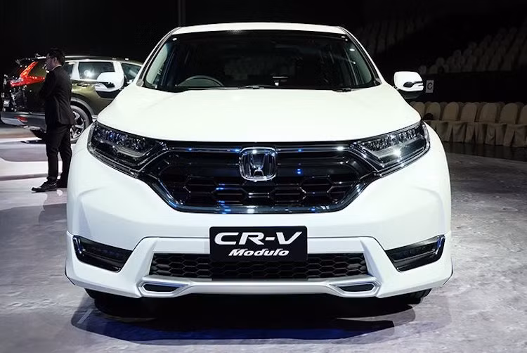 Gói phụ kiện Modulo dành cho CR-V 2017 sẽ được chia ra thành 3 cấp là Extra-Ordinary, Smart Package và Sport Package. Trong đó, gói cơ bản Extra-Ordinary sẽ bổ sung cho chiếc xe lưới tản nhiệt thể thao theo phong cách Modulo cùng các đường viền chạy dọc thân xe, xi-nhan trên gương chiếu hậu và cửa sau mạ chrome.