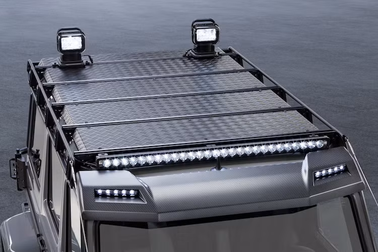 Bên cạnh các đèn định vị LED nguyên bản, Brabus còn trang bị cho G500 4x4² thêm một dàn đèn công suất cao ở phía trên mui xe. Đồng thời hãng cũng lắp trên mui bộ baga chằng đồ và các tấm thép ốp chống rỉ để khách hàng có thể dễ dàng chằng những hành lý cho một chuyến thám hiểm "rừng xanh núi đỏ".