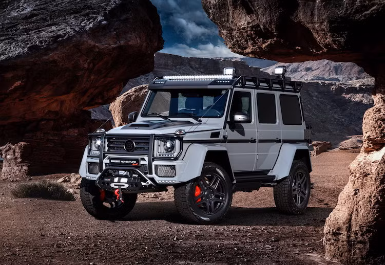 Là phiên bản 4 bánh của chiếc siêu xe địa hình Mercedes G63 AMG 6x6 trước đây, Mercedes G500 4x4² thừa hưởng khả năng việt dã của đàn anh nhưng lại có kích thước nhỏ hơn nhiều. Tuy nhiên đối với hãng độ Brabus, chiếc xe này vẫn chưa thực sự hoàn hảo để đi offroad, chính vì vậy hãng đã giới thiệu bản nâng cấp 550 Adventure 4x4².