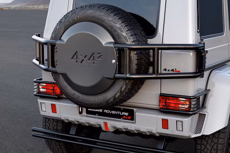 Một trang bị quan trọng khác trên một mẫu xe offroad chuyên nghiệp là lốp dự phòng cũng đã được hãng độ xe Brabus lắp cho G500 4x4², bên ngoài lài bộ khung thép bảo vệ chắc chắn. Tương tự như phía trước, các đèn hậu và cản sau cũng được bảo vệ bởi ba-đờ-sốc thép.