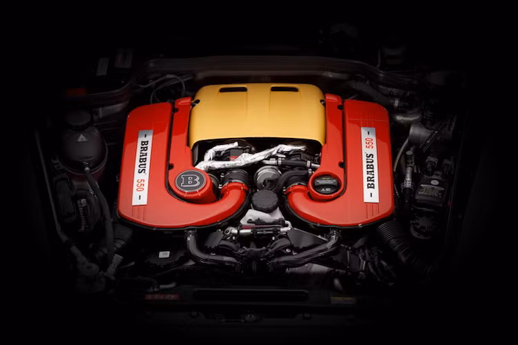 Ở dạng nguyên bản, G500 4x4² vốn đã là một mẫu xe offroad mạnh mẽ nhờ khối động cơ V8 tăng áp kép 416 mã lực từ siêu xe AMG GT. Tuy nhiên sau khi "qua tay" Brabus, chiếc xe đã đạt công suất tối đa 542 mã lực và mô-men xoắn cực đại 800 Nm.