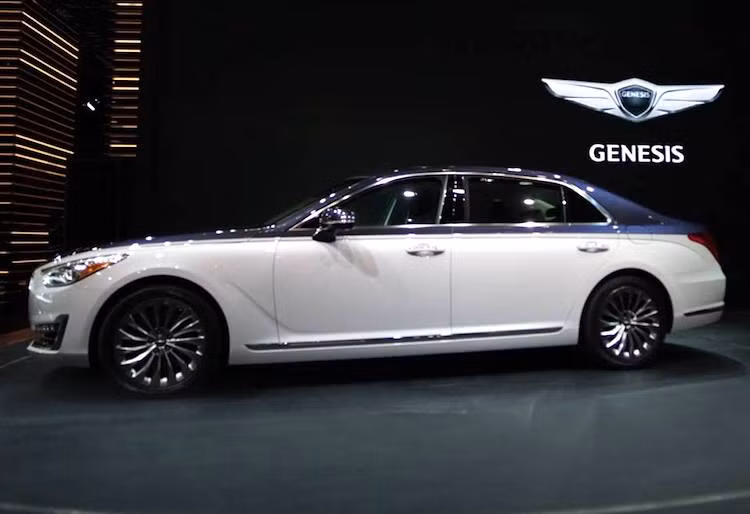 Không khó để có thể nhận ra ý tưởng về thân xe 2 tông màu và các đường coachline đã được Genesis "học" từ các thương hiệu xe siêu sang Anh Quốc, cụ thể hơn là Bentley hay Rolls-Royce. Phiên bản đặc biệt của dòng G90 này sẽ có 3 tùy chọn màu sơn khác nhau là nâu ánh kim/xám mờ, xám mờ/bạc và xanh ánh kim/trắng như trong hình.
