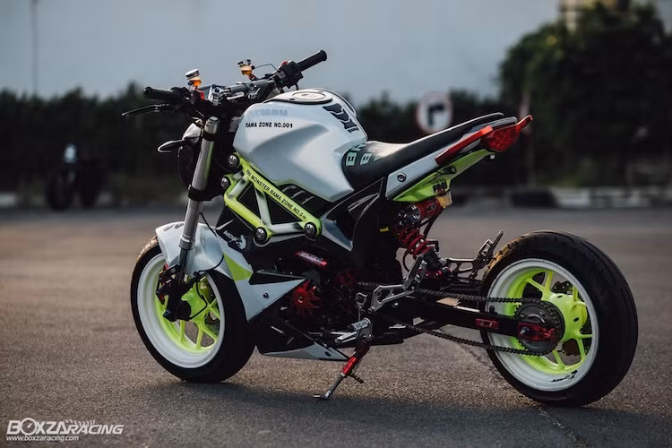Chiếc xe côn tay cỡ nhỏ GPX Demon 125 với kiểu dáng "nhái" Ducati Monster đã được các tay chơi Thái độ lại với kiểu dáng thể thao theo phong cách xe đua drag.