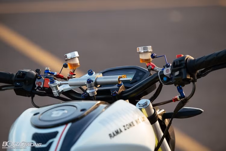 Nằm phía trên tay lái của xe là hàng loạt các món đồ chơi hấp dẫn như cùm phanh Brembo Rosi, cùm côn Brembo, trợ lực Ohlins và ghi-đông Rizoma đặt thấp, tạo tư thế ngồi thấp hơn theo kiểu xe đua drag.