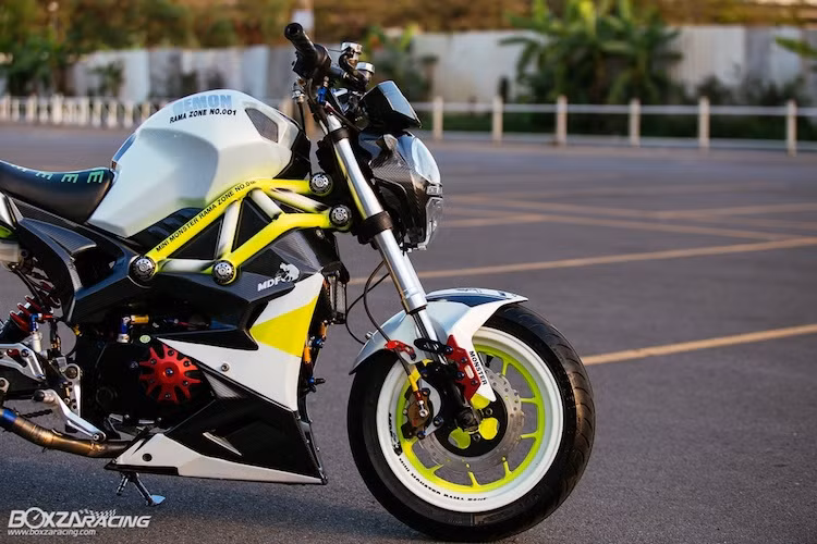 Ở phía trước, chiếc GPX Demon vẫn giữ nguyên hệ thống phuộc USD nguyên bản. Tuy nhiên, phanh xe đã được nâng cấp với heo Brembo Billet và dây dầu Earl's, trong khi mâm trước 5 cánh kép có thiết kế giống MSX125 nhưng sử dụng bản vành lớn hơn. Vành đèn pha đã được dán decal 6D như sợi carbon thật.