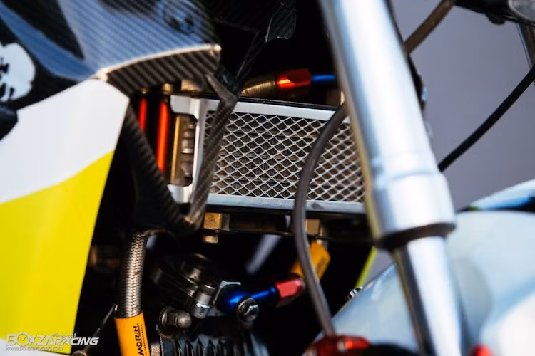 Có động cơ SOHC 2 van 125 cc "nhái" từ Honda MSX 125, chiếc GPX Demon được trang bị một số phụ tùng vốn dành cho chiếc minibike của Honda như két làm mát của Morin, dây dầu Morin và ốp lốc nồi kiểng.