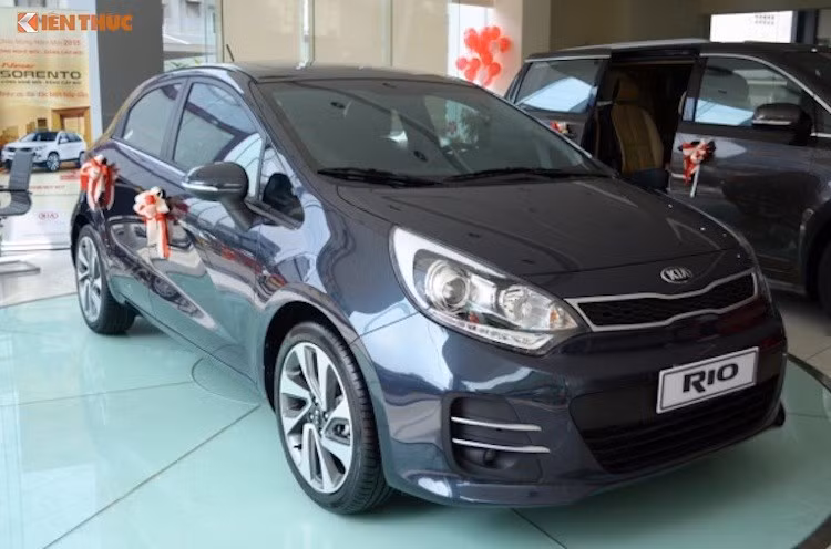 Ngoài Yaris, Kia Rio cũng có doanh số tăng trưởng trong tháng 2 với 284 chiếc, thay vì chỉ 221 chiếc như tháng 1. Tuy nhiên số lượng này chỉ bằng hơn 1 nửa so với thời điểm tháng 12/2016, khi Kia bán được tổng cộng 441 chiếc Rio thuộc cả 2 phiên bản sedan và hatchback. Kia Rio sedan đang có giá bán 499 triệu đồng còn Rio hatchback có giá 615 triệu đồng.