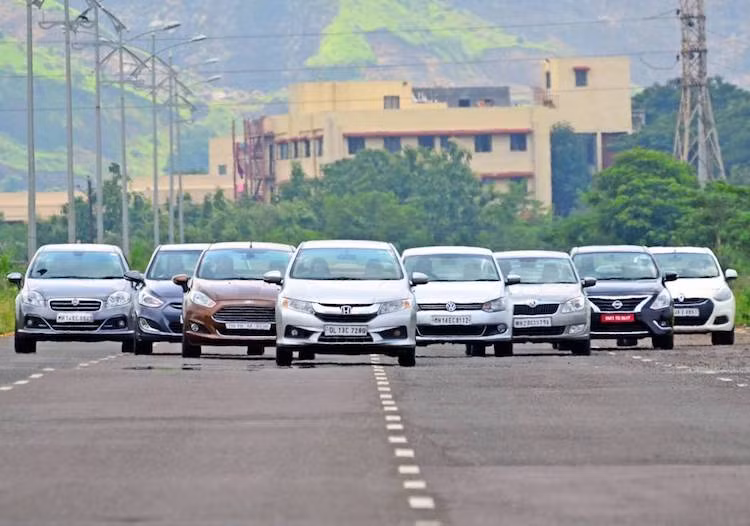 Tại Việt Nam, phân khúc xe ôtô hạng B đang là "mảnh đất" có sức tăng trưởng mạnh nhất trong thị trường xe hơi Việt. Đa số là những chiếc xe với kiểu dáng hatchback và sedan, phân khúc này chinh phục khách hàng với các dòng xe có thiết kế đẹp mắt, trang bị tiện nghi đủ dùng, kích thước nhỏ phù hợp với đô thị và mức giá rẻ.