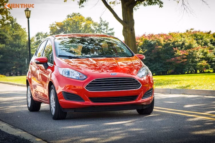 Do thế hệ Ford Fiesta hoàn toàn mới đã được công bố trên Thế giới nên tổng doanh số của 2 phiên bản sedan và hatchback của Fiesta cũ tại Việt Nam chỉ là 44 chiếc, giảm mạnh tới 50 xe so với tháng 1. Với tâm lý "đợi" thế hệ mới của nhiều khách hàng quan tâm về xe, doanh số của Fiesta được dự đoán sẽ còn "xuống dốc".
