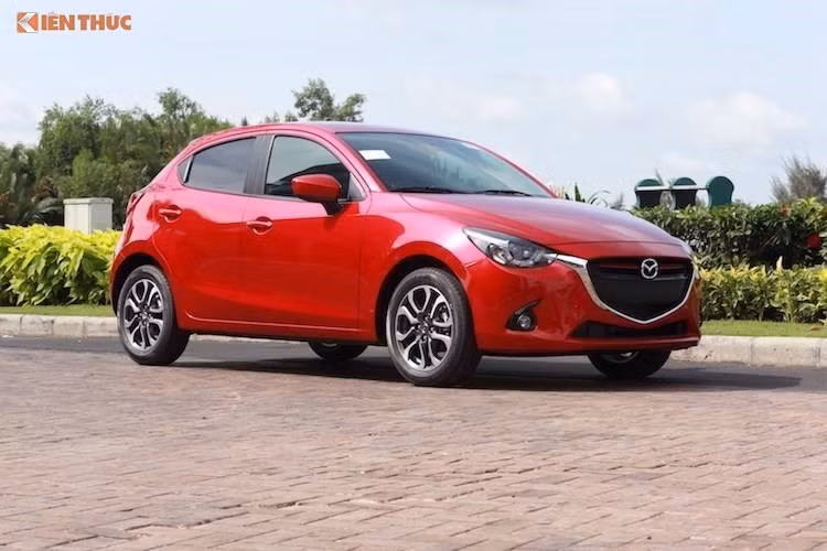 Cũng được bán với 2 phiên bản là sedan và hatchback, Mazda 2 có tổng doanh số 174 xe trong tháng 2/2017, giảm từ 244 chiếc trong tháng 1. Phiên bản Mazda 2 Sedan có giá bán rẻ hơn là 580 triệu đồng, trong khi bản hatchback lên tới 635 triệu đồng.