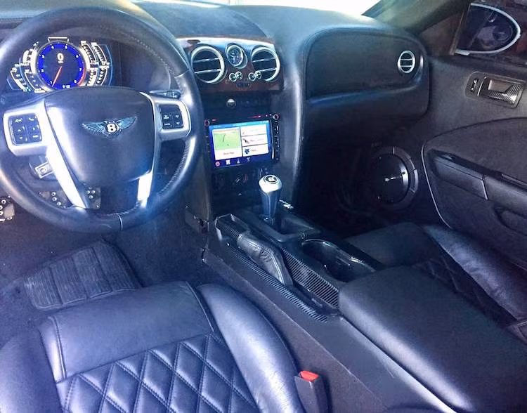 Nếu chỉ nhìn lướt qua và không để ý một số chi tiết như bảng đồng hồ full LCD hay vô-lăng, nhiều người cũng sẽ dễ dàng nhầm tưởng chiếc xe Mustang độ Bentley này là "xịn" khi bước vào nội thất. Không chỉ có thiết kế bảng táp-lô y hệt, chiếc xe còn có một số phụ tùng chính hiệu Bentley như các khe gió điều hòa hay đồng hồ Breitling trên táp-lô.