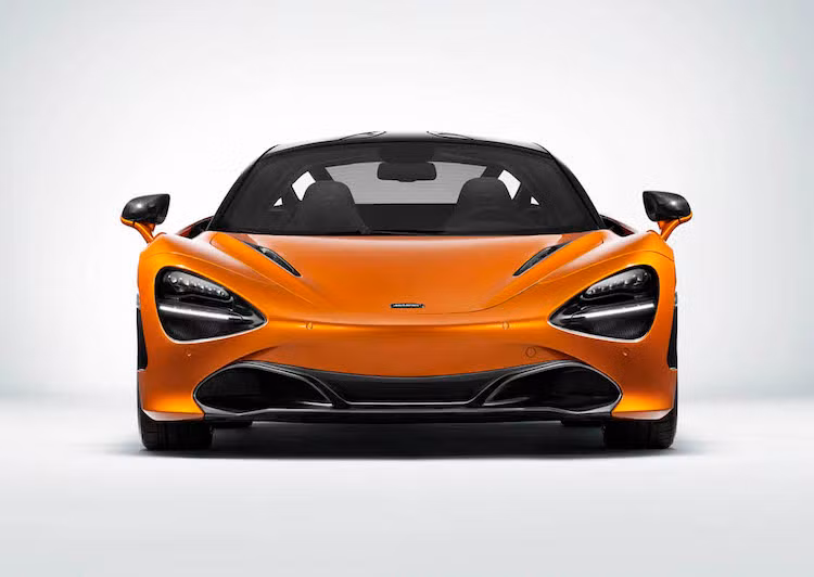 So với MP4-12C hay 650S, McLaren 720S sở hữu thiết kế "thuôn mượt" hơn theo ngôn ngữ mới nhất của McLaren, với những đường nét uyển chuyển, ít các khe gió trên thân xe và ít đường cắt xẻ hơn. Mặc dù có ít khe hút gió hơn nhưng so với 650S, 720S vẫn có khả năng làm mát tốt hơn người tiền nhiệm tới 15%.