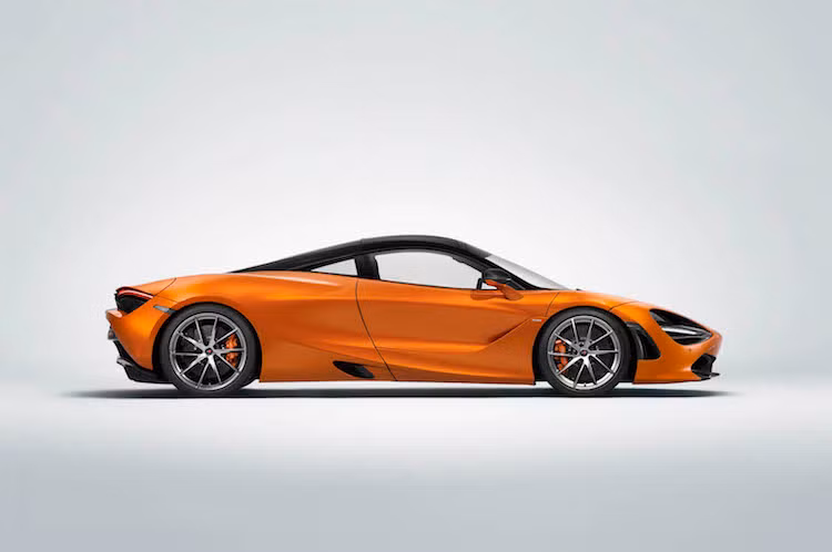 Vòm mái của 720S có hình dáng giọt nước đầy tính khí động học và sử dụng mui bằng kính. Giống như siêu xe đỉnh cao P1, cánh đuôi chủ động của 720S giấu gọn vào thân xe khi không sử dụng, khiến kiểu dáng của chiếc xe càng trở nên mượt mà hơn. Toàn bộ thân xe của 720S được làm bằng nhôm.