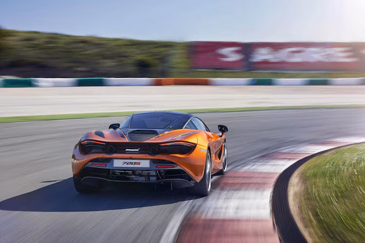 Những đặc điểm được ưa chuộng trên 650S vẫn tiếp tục xuất hiện trên 720S bao gồm tay lái trợ lực điện-thủy lực, hệ thống phanh gốm/carbon, hệ thống giảm xóc từ tính... Giá bán cùng thời điểm bán ra của 720S hiện chưa được hãng siêu xe McLaren công bố.