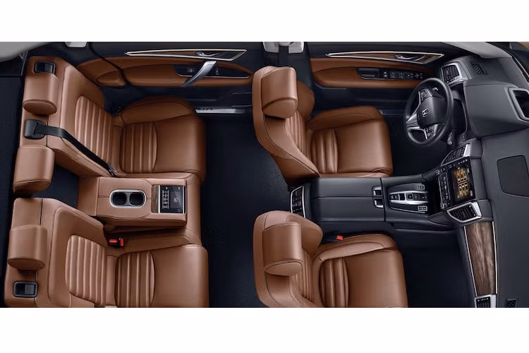 Hàng ghế sau của xe có khoảng để chân rộng và ngồi được 3 người nếu gập bệ tì tay lại. Honda cũng tích hợp trên bệ tì tay các nút bấm cảm ứng và màn hình điều khiển hệ thống giải trí/điều hòa riêng biệt. UR-V sẽ được trang bị sẵn điều hòa không khí 3 vùng, cửa sổ trời panorama, camera lùi, nội thất bọc da. Phiên bản cao nhất của xe còn đi kèm với đầy đủ các hệ thống hỗ trợ người lái.